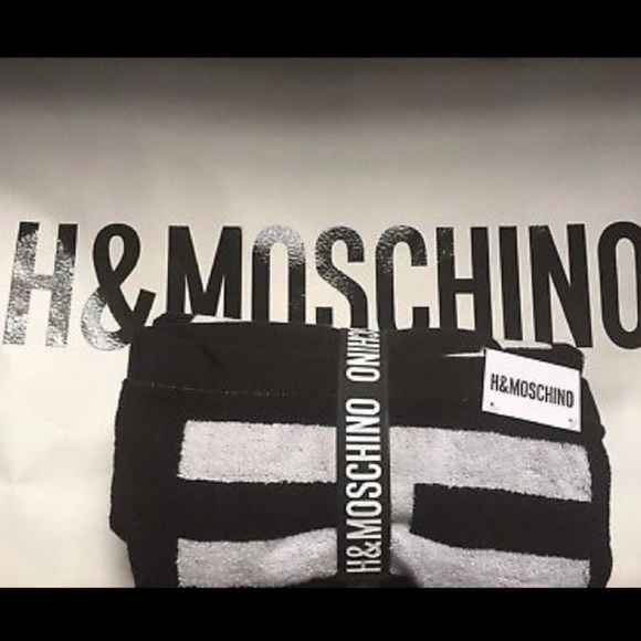 Online Exclusive H&Moschino black and white Beach towel - Picture 4 of 10